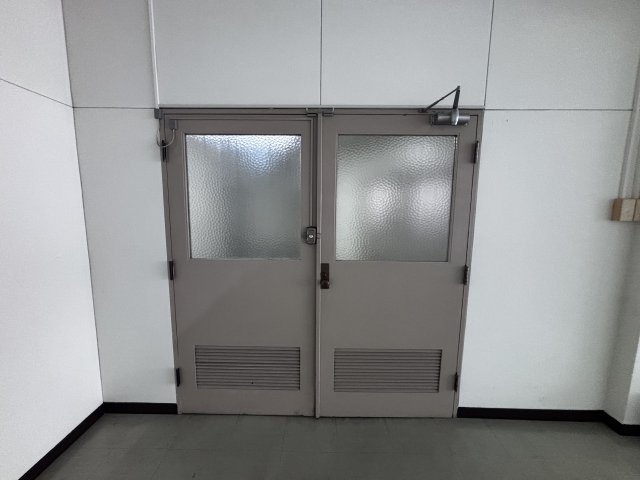 大阪市西区西本町２丁目の倉庫の玄関