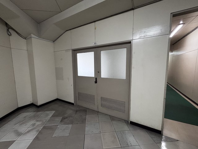 大阪市西区西本町２丁目の倉庫の玄関