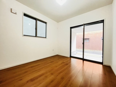 【洋室】 | 上京区戌亥町　新築戸建て | ナチュラルなフローリングが心地よい室内です！洋室D（１F納戸）