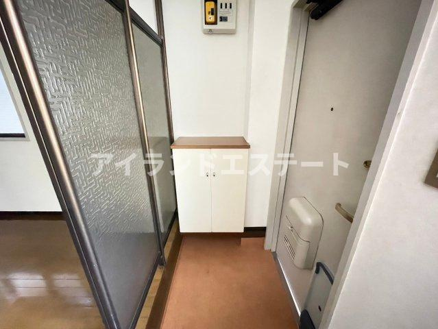 アリア三軒茶屋　駅近　角部屋　キッチンに窓　の玄関