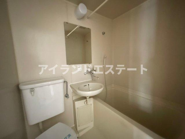 アリア三軒茶屋　駅近　角部屋　キッチンに窓　の浴室