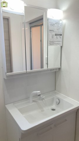 草加市柳島町　中古一戸建ての独立洗面台