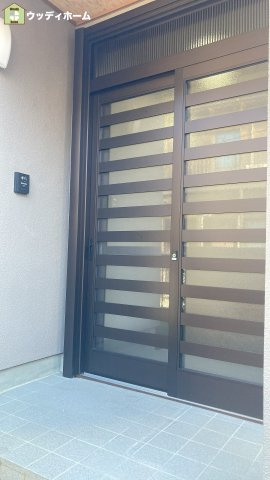 草加市柳島町　中古一戸建ての玄関