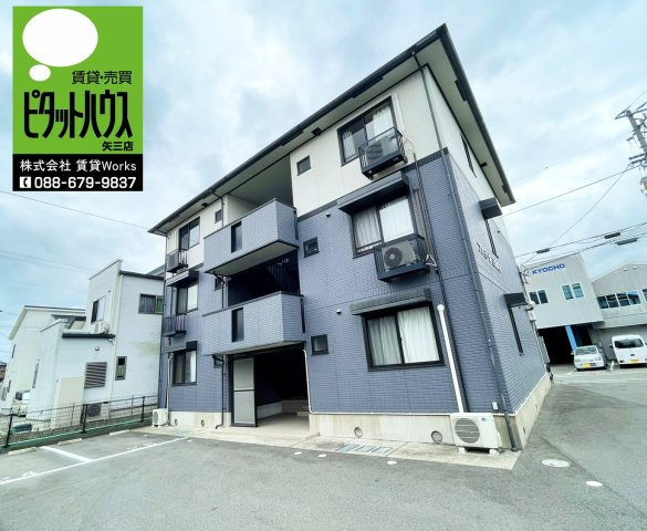 ファミール三軒屋　Ｂ棟