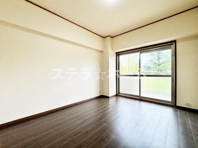 日興千里台スカイタウンB棟の洋室|落ち着いた色調の洋室です