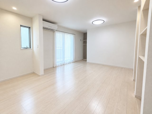昭和区福江一丁目戸建の居間・リビング|LDK（約18.7帖）
※CG加工により一部家具等を削除しています。