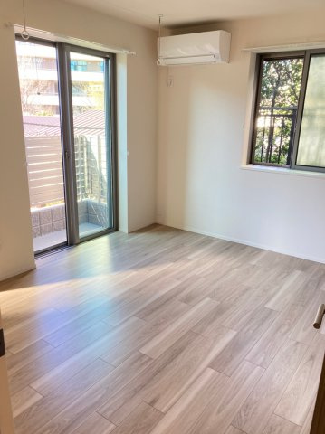 アステ―ル白金の居間・リビング|★明るいフローリングの角部屋です★