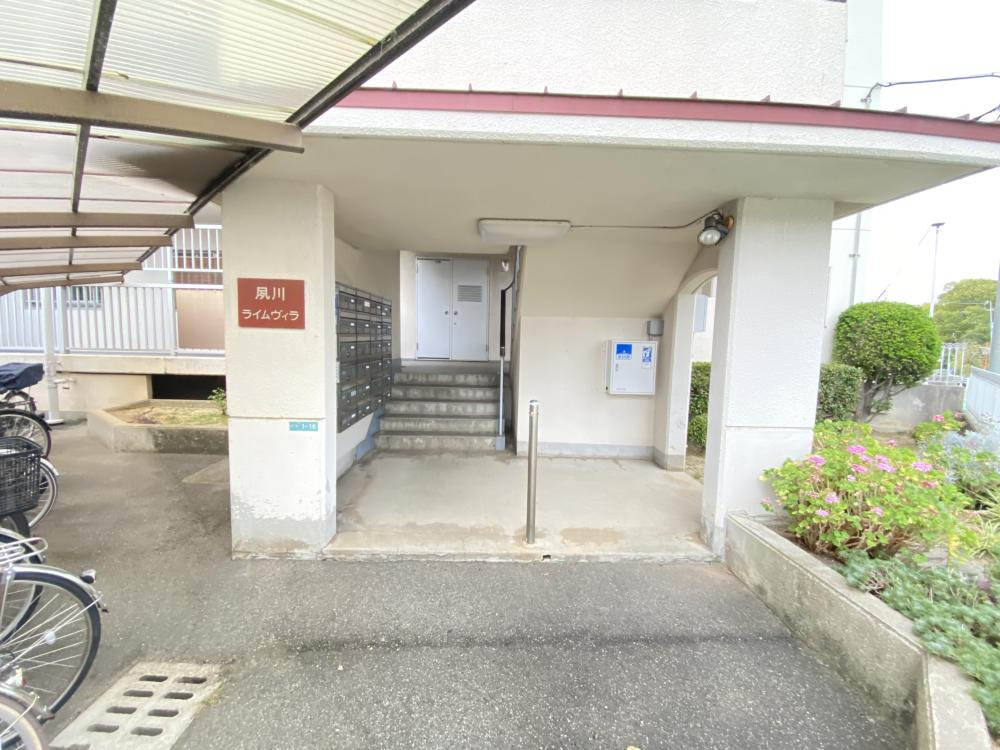 西宮市獅子ケ口町の賃貸マンションのエントランス