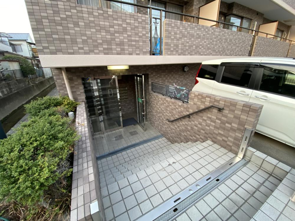 西宮市天道町の賃貸マンションのエントランス