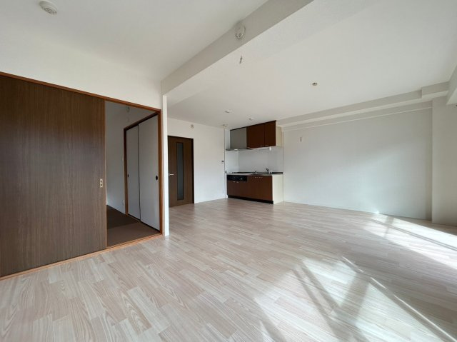 西宮市石刎町の賃貸マンションの居間・リビング