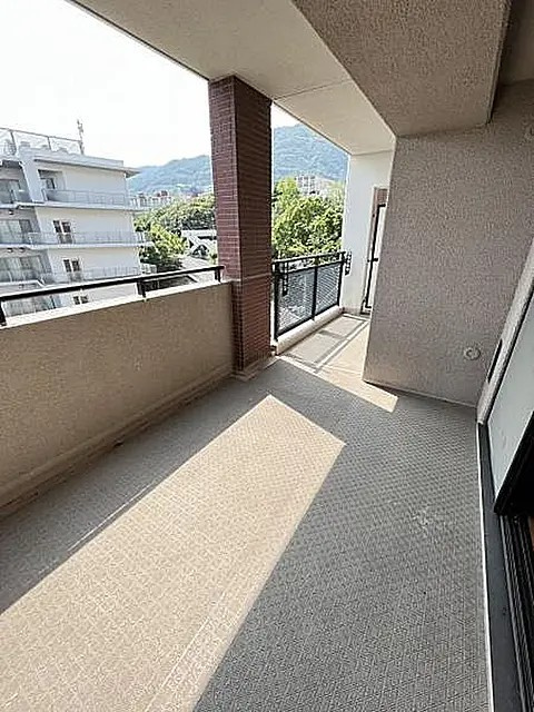 神戸市灘区鶴甲１丁目の賃貸マンションのバルコニー