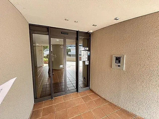 神戸市灘区鶴甲１丁目の賃貸マンションのエントランス