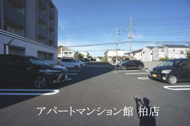オリエンスの駐車場