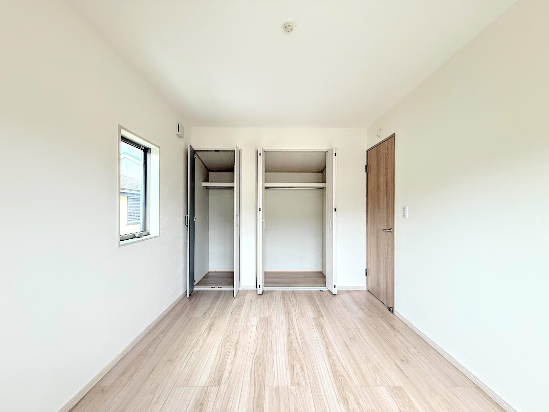 泉区下和泉３丁目　新築戸建て　第２の洋室|◆室内はいつも明るい印象なので気持ちの良い朝を迎えられます。各部屋にはクローゼットを完備しており、収納が多いお家はすっきりして快適空間です。