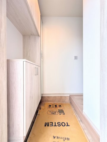泉区下和泉３丁目　新築戸建て　第２の玄関|◆明るい玄関です！散らかりやすい玄関もスッキリする大容量のシューズボックス付き。
