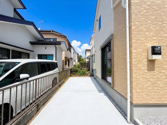 泉区下和泉３丁目　新築戸建て　第２の駐車場|◆ゆったりとした駐車スペースを確保いたしましたので、お車2台駐車できます。自転車やバイクなど、ゆとりのある敷地で置き場所に困ることはないでしょう。
