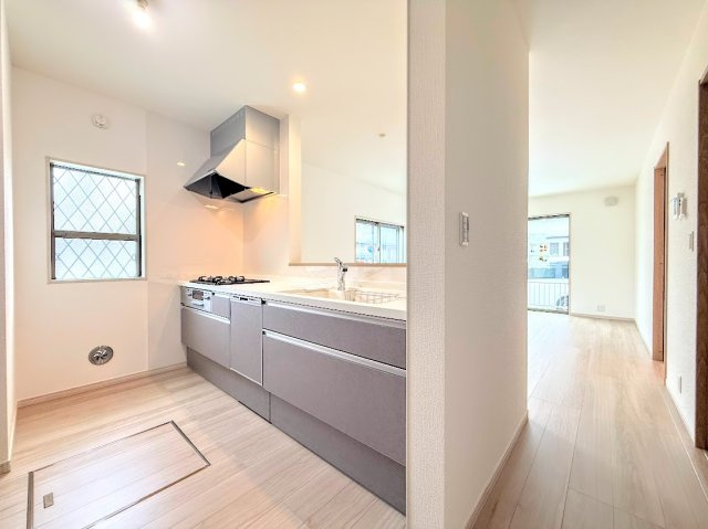 泉区下和泉３丁目　新築戸建て　第２のキッチン|◆キッチンからダイニングやリビングが見渡せるキッチン。料理をしながら家族とコミュニケーションをとれるだけでなく、大きな開放感も得られることができます。