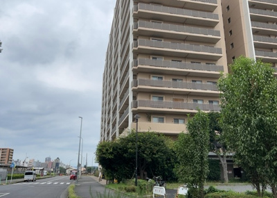 【外観】 | ワンズシティ | 隣家の土地はどうなっているのか、生活利便施設が近くにあるのか、学校まで近いかなど、お客様のライフスタイルにあわせたイメージが重要です。また、近くにあると困る施設が近くにないかも確認するといいでしょう。