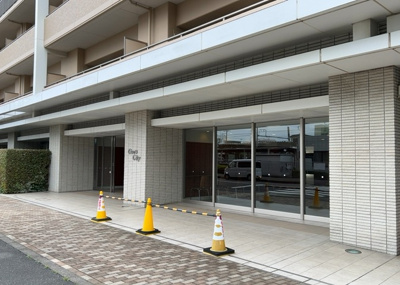 【現況写真】 | ワンズシティ | 道幅が広い場所は日当たりや風通が良好です。幅が広いのですれ違いも可能ですし大きな車でも駐車可能！一方で、大型車が通ることも多くなるため交通量の増加により騒音に繋がります。また土地の値段が高くなります。