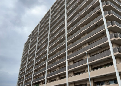 【構造・工法・仕様】 | ワンズシティ | ＲＣ造、Reinforced Concreteは直訳すると補強されたコンクリートです。主に柱や梁・床・壁が鉄筋とコンクリートで構成おり、鉄筋を組んだ型枠にコンクリートを流し込んで固めたものを指します。
