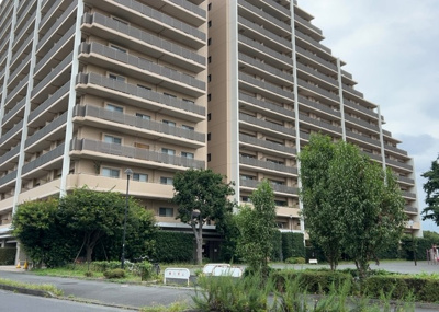 【外観】 | ワンズシティ | 外観はマンション管理がされているかの目安になります。築年数が古いと、壁面は劣化してひび割れが生じることも！建物が古びていても細かいところが修繕されていると、きちんと管理されているなぁと感じるでしょう。