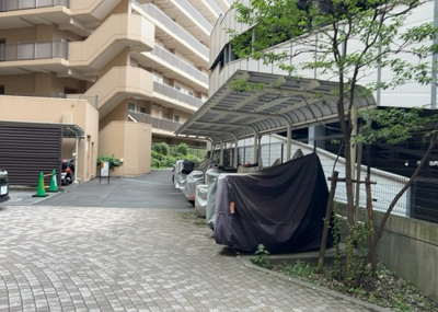【駐車場】 | ワンズシティ | 車一台あたりに必要なスペースは、標準サイズの普通自動車で横幅2m50cm、長さ5mは必要になります。ただし、乗降のことも考慮して横幅3m30cm、長さ5m50cmほどは確保できるところを選びましょう。