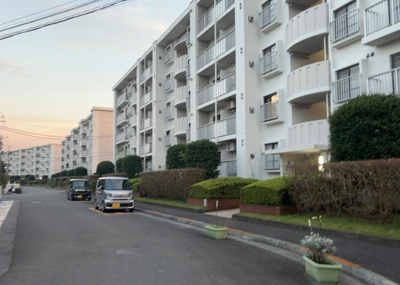 【外観】 | グリーンコープ松が谷３号棟 | 外観はマンション管理がされているかの目安になります。築年数が古いと、壁面は劣化してひび割れが生じることも！建物が古びていても細かいところが修繕されていると、きちんと管理されているなぁと感じるでしょう。