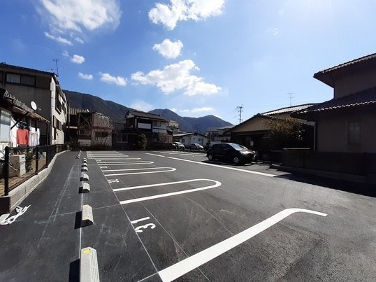 エンラージ・タワーの駐車場
