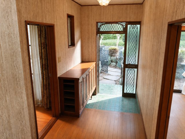 横山公園最前列の庭付邸宅　茶道教室などに最適です♪の玄関