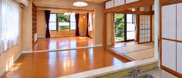 横山公園最前列の庭付邸宅　茶道教室などに最適です♪の居間・リビング