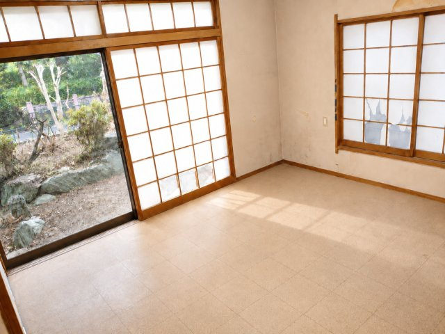 横山公園最前列の庭付邸宅　茶道教室などに最適です♪の洋室