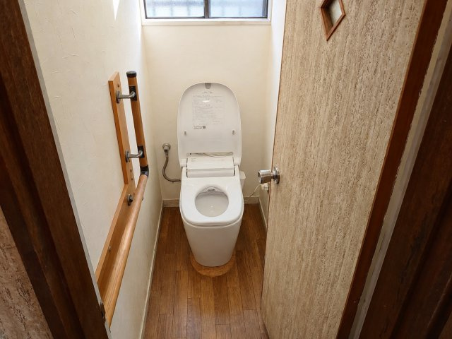 横山公園最前列の庭付邸宅　茶道教室などに最適です♪のトイレ