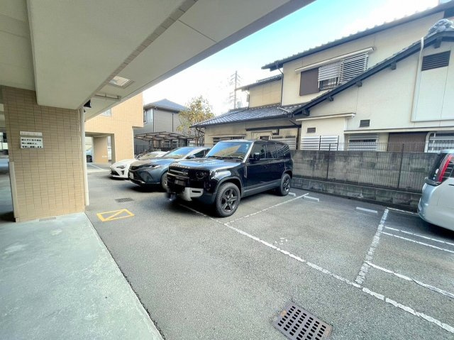 東明マンション新東の駐車場
