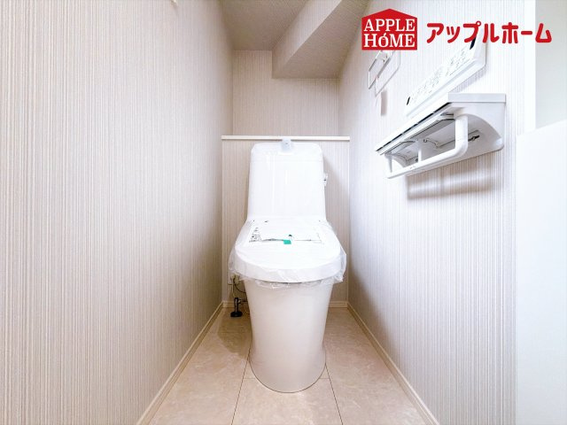 [新築住宅] 深谷市田中 全2区画のトイレ|白を基調とした清潔感のある明るい空間。温水洗浄便座付きで、毎日快適・清潔に使用できます。操作しやすい壁面リモコンを採用しています。