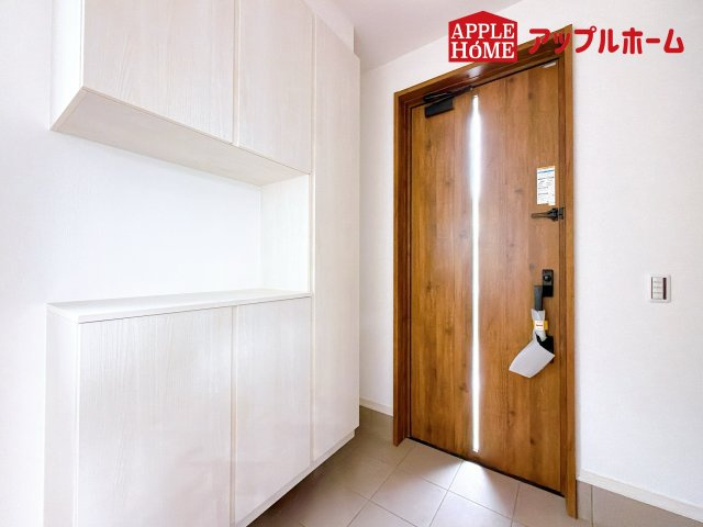 [新築住宅] 深谷市田中 全2区画の玄関|住まう人も来客も入った時にワクワクさせてくれるオシャレな玄関♪収納もたっぷりあるので、靴がたくさんあっても安心！