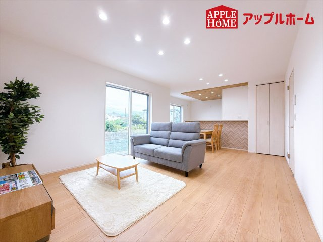 [新築住宅] 深谷市田中 全2区画の居間・リビング|窓から差し込む光で家族を温かく包み込みます。明るいリビングで子育てする喜びを☆いつでも見学可能です！