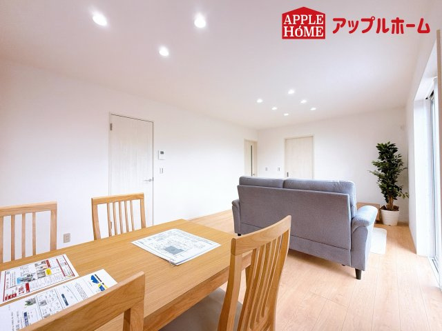 [新築住宅] 深谷市田中 全2区画の居間・リビング|広々リビング×対面キッチンで家族の会話も弾みます♪家族団らんの秘訣は間取りにあり☆夢のマイホームを一緒に叶えましょう！