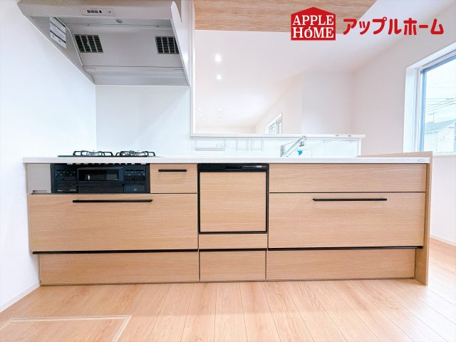 [新築住宅] 深谷市田中 全2区画のキッチン|見栄えもよくお手入れもスムーズに出来ます。豊富な収納力もございますので、キッチンスペースをスッキリとお使い頂けそうです。