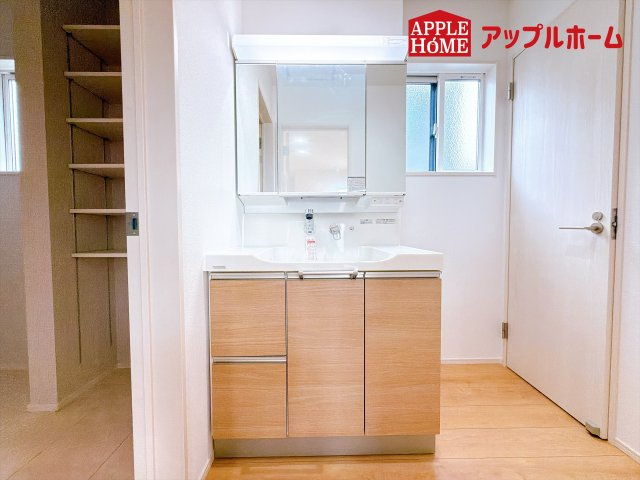 [新築住宅] 深谷市田中 全2区画の独立洗面台|ゆとりの洗面スペースで朝の身支度も快適スムーズに。３面鏡で髪のセットやお化粧もストレスなくこなせ、朝から気分良く通勤通学に向かえそうですね！鏡の裏にはたっぷりと収納スペースを標準装備