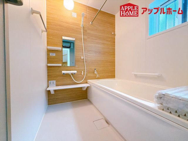 [新築住宅] 深谷市田中 全2区画の浴室|窓付きのバスルームは、採光もあり明るく気持ちの良い空間です。窓があることで、換気環境も良好。掃除もスムーズに出来ます