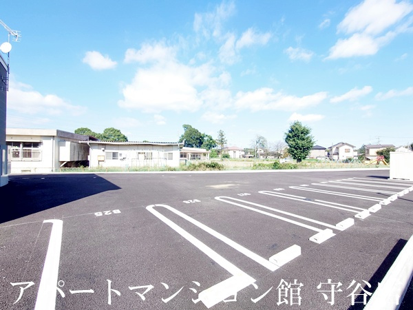 シャインスターアイズの駐車場