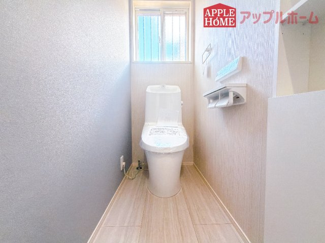 [新築住宅] 深谷市田中 全2区画のトイレ|白を基調とした清潔感のある明るい空間。温水洗浄便座付きで、毎日快適・清潔に使用できます。操作しやすい壁面リモコンを採用しています。