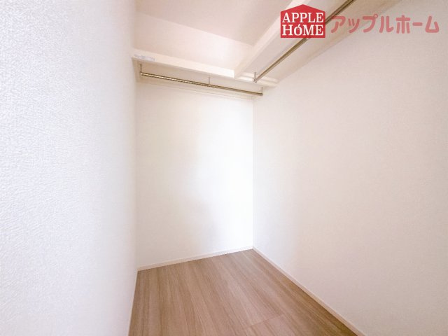 [新築住宅] 深谷市田中 全2区画の収納|お洋服を大切にされる方に大変喜ばれる、ウォークインクローゼット。お洋服以外にも掃除機やスーツケースなどを一箇所に集約できるのは魅力ですね！扉が一箇所ですので、お部屋の見た目にもスッキリ！