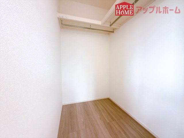 [新築住宅] 深谷市田中 全2区画の収納|お洋服を大切にされる方に大変喜ばれる、ウォークインクローゼット。お洋服以外にも掃除機やスーツケースなどを一箇所に集約できるのは魅力ですね！扉が一箇所ですので、お部屋の見た目にもスッキリ！