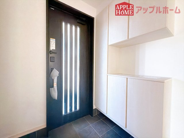 [新築住宅] 深谷市田中 全2区画の玄関|上下棚にたっぷり靴を収納できます。「ただいま」と玄関を開けた瞬間から、奥に広がる空間を明るい室内を感じられますね♪