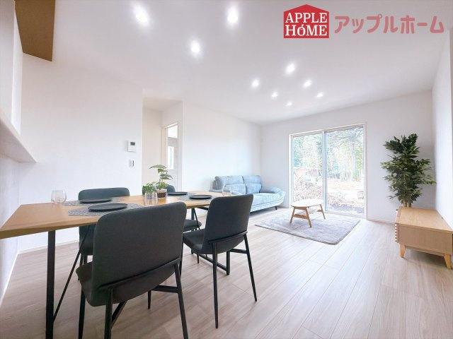 [新築住宅] 深谷市田中 全2区画の居間・リビング|窓から差し込む光で家族を温かく包み込みます。明るいリビングで子育てする喜びを☆いつでも見学可能です！