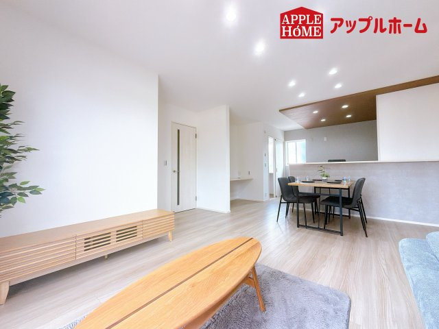[新築住宅] 深谷市田中 全2区画の居間・リビング|広々リビング×対面キッチンで家族の会話も弾みます♪家族団らんの秘訣は間取りにあり☆夢のマイホームを一緒に叶えましょう！