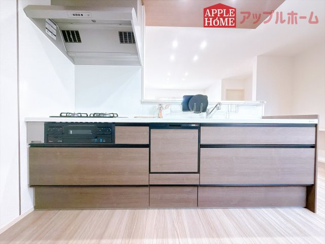 [新築住宅] 深谷市田中 全2区画のキッチン|キッチンから部屋中が見守れるので、小さなお子様がいるご家庭でも安心です。シンプル×ナチュラルな温かい空間は、どんなスタイルの家具も合わせやすいお部屋です。