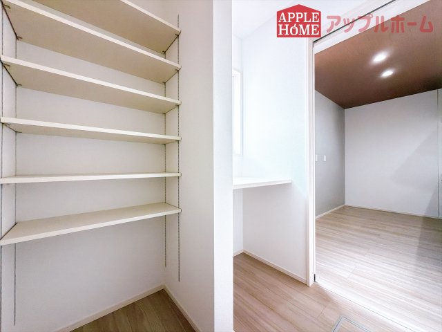[新築住宅] 深谷市田中 全2区画の収納|キッチン横にパントリーあります♪
