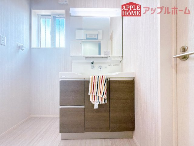 [新築住宅] 深谷市田中 全2区画の独立洗面台|鏡の裏に歯ブラシや化粧水、整髪料など小物を隠して収納でき、生活感を出さずに綺麗な空間に保てます。また、左右の鏡を動かすことで横や後ろ向きの姿をチェックできるのも嬉しいポイントです♪